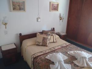 Una habitación de hotel con dos camas con toallas. en Hotel Demi, en Villa Gesell