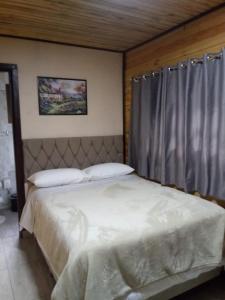 Postel nebo postele na pokoji v ubytování Hospedagem flor dos manacás