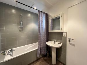 a bathroom with a sink and a toilet and a tub and a sink at Villa des Avocettes in Le Crotoy +6 photos