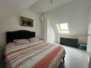 a bedroom with a bed and a window in it at Villa des Avocettes in Le Crotoy