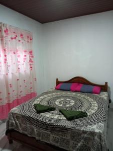 米瑞莎Indika Family Villa的卧室里有一张床，上面铺着床罩