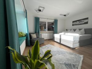ein Schlafzimmer mit einem Bett, einem Stuhl und einer Pflanze in der Unterkunft Apart Aurelia in Längenfeld