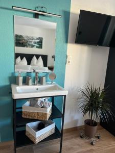 ein Badezimmer mit Waschbecken und Spiegel in der Unterkunft Apart Aurelia in Längenfeld + 24 Fotos