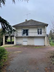 Cette maison blanche dispose d'un balcon et d'une allée. dans l'établissement Maison des Rêves de Loire, à Saint-Aignan 1 autre photo