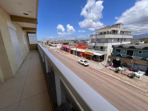 une vue d'une rue depuis le balcon d'un immeuble dans l'établissement Residencial Lazzari Apto 301, à Arroio do Sal