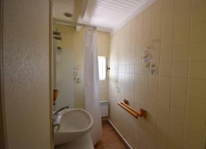 ein Badezimmer mit Waschbecken, Toilette und Dusche in der Unterkunft Agréable maison de ville in Agen