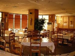 Tumon Bay Capital Hotel tesisinde bir restoran veya yemek mekanı