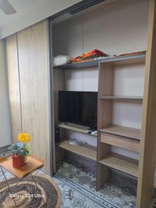 Μια τηλεόραση ή/και κέντρο ψυχαγωγίας στο studio route de Didier