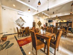 a dining room with a table and chairs at Hotel NorthWay in Vavuniya