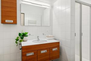 Koupelna v ubytování COMFORT HOMES - Premium Studios - 15min to Lucerne - Washer Dryer - Public Transport - Parking