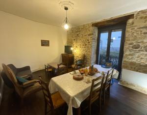 a dining room with a table and chairs at souvenirs rignacois in Rignac