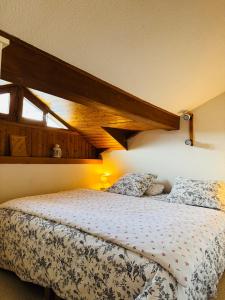 Ένα ή περισσότερα κρεβάτια σε δωμάτιο στο Front de Neige de St Martin de Belleville - Appartement 60 m2 - 8 personnes - Residence Les Murgers +8 φωτογραφίες