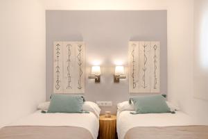 two beds sitting next to each other in a room at K-DOCK by Nuka Homes in Jávea