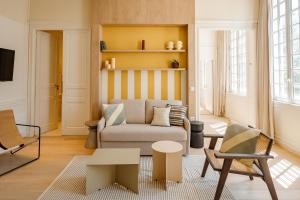 un salon avec un canapé et des chaises dans l'établissement CENTRAL Hôtel La Rochelle Centre, à La Rochelle