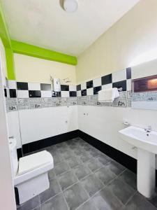 Ένα μπάνιο στο Ceylonia Airport Transit Villa CMB