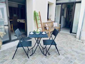 a table and four chairs on a patio at Chez Hélène et Jérémy in Montargis