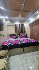 Ένα ή περισσότερα κρεβάτια σε δωμάτιο στο استديوهات للايجار في اكتوبر الحي الاول مجاورة تامنه أرضي مرتفع