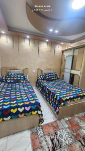 Ένα ή περισσότερα κρεβάτια σε δωμάτιο στο استديوهات للايجار في اكتوبر الحي الاول مجاورة تامنه أرضي مرتفع