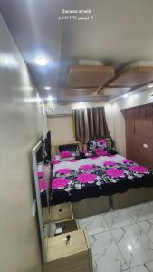 Ένα ή περισσότερα κρεβάτια σε δωμάτιο στο استديوهات للايجار في اكتوبر الحي الاول مجاورة تامنه أرضي مرتفع +1 φωτογραφίες