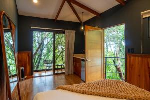 Postel nebo postele na pokoji v ubytování Koora Monteverde a Cloud Forest Hotel by Sandglass
