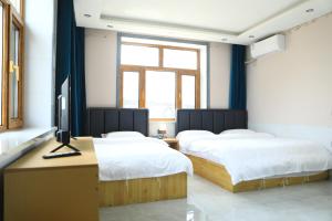 Hongge Hotel - Harbin Taiping Airport的电视和/或娱乐中心