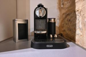 a blender sitting on top of a counter at Kastell x Casa Jorge in Victoria