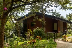Κήπος έξω από το Koora Monteverde a Cloud Forest Hotel by Sandglass