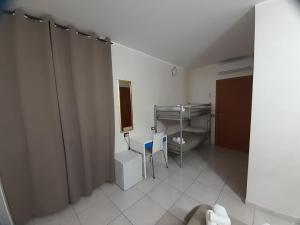 a bathroom with a toilet and a table and chairs at B&B La Ninfa del Lago in Lesina