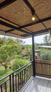 Un balcón con vista a un jardín. en Tiny House, en Ko Lanta