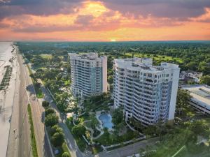 una vista aerea di una città con edifici alti di Legacy Tower Two 107 Deluxe a Gulfport
