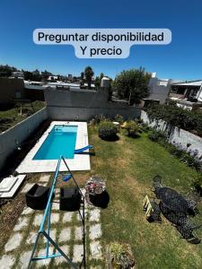 a view of a backyard with a swimming pool at CASA MUY COMODA A METROS DEL SANTUARIO Y ECOPARQUE in San Nicolás de los Arroyos