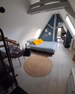 a living room with a couch and a rug at Le grenier de Mamou in Hesdigneul-lès-Boulogne