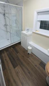 Un baño de The FightingCocks