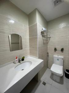 Bilik mandi di Bamboo Bay Community condominium +4 gambar