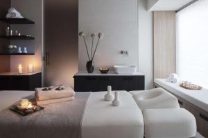 Ein Bett oder Betten in einem Zimmer der Unterkunft Anantara Grand Hotel Krasnapolsky Amsterdam