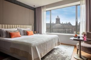 Ein Bett oder Betten in einem Zimmer der Unterkunft Anantara Grand Hotel Krasnapolsky Amsterdam