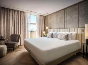 Ein Bett oder Betten in einem Zimmer der Unterkunft Anantara Grand Hotel Krasnapolsky Amsterdam