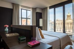 Ein Bett oder Betten in einem Zimmer der Unterkunft Anantara Grand Hotel Krasnapolsky Amsterdam