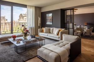 Ein Sitzbereich in der Unterkunft Anantara Grand Hotel Krasnapolsky Amsterdam