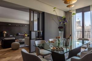 Ein Sitzbereich in der Unterkunft Anantara Grand Hotel Krasnapolsky Amsterdam