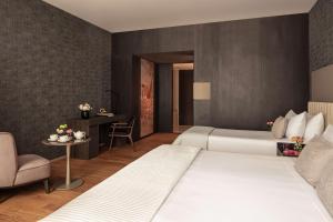 Ein Bett oder Betten in einem Zimmer der Unterkunft Anantara Grand Hotel Krasnapolsky Amsterdam