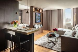 Ein Sitzbereich in der Unterkunft Anantara Grand Hotel Krasnapolsky Amsterdam