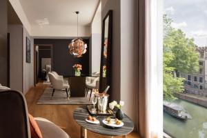 Ein Sitzbereich in der Unterkunft Anantara Grand Hotel Krasnapolsky Amsterdam