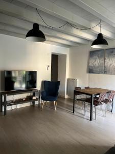 salon ze stołem i niebieskim krzesłem w obiekcie Borgovivobg il tuo rifugio in centro città w Bergamo