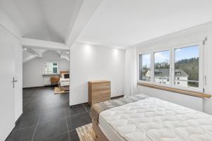 Ένα ή περισσότερα κρεβάτια σε δωμάτιο στο The R Apartment Rheinfall - central free parking +2 φωτογραφίες