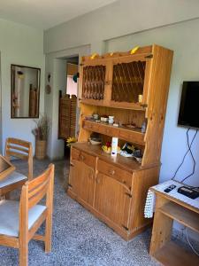 サンベルナルドにあるSan Bernardo, hermoso dpto. a 2 cuadras del mar y 1 del centro para 6 personasのテーブル付きの木製のエンターテイメントセンターのある部屋 +9枚の写真