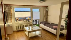 ein kleines Zimmer mit einem Bett und einem Fenster in der Unterkunft Pension Schmidt - Schwarzwaldnest - voll ausgestattetes Apartment in Häusern