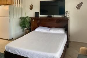 Postel nebo postele na pokoji v ubytování Prince Kuhio 319