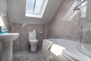 une salle de bain avec toilettes, baignoire et lavabo dans l'établissement Teifi Cottage, à Cardigan 20 autres photos
