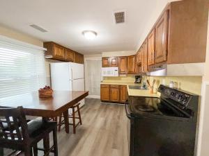 Η κουζίνα ή μικρή κουζίνα στο 4 Bed, 2 Bath, Upper Flat